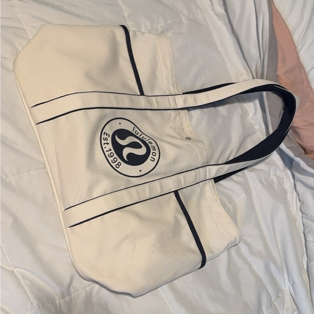Lululemon daily multi-pocket canvas tote bag